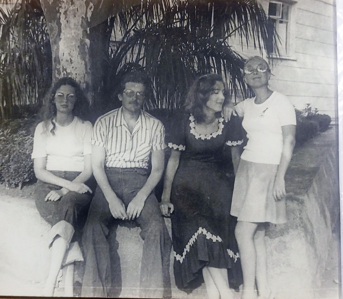 На отдыхе. Ира Колокова первая слева, Лена - третья.