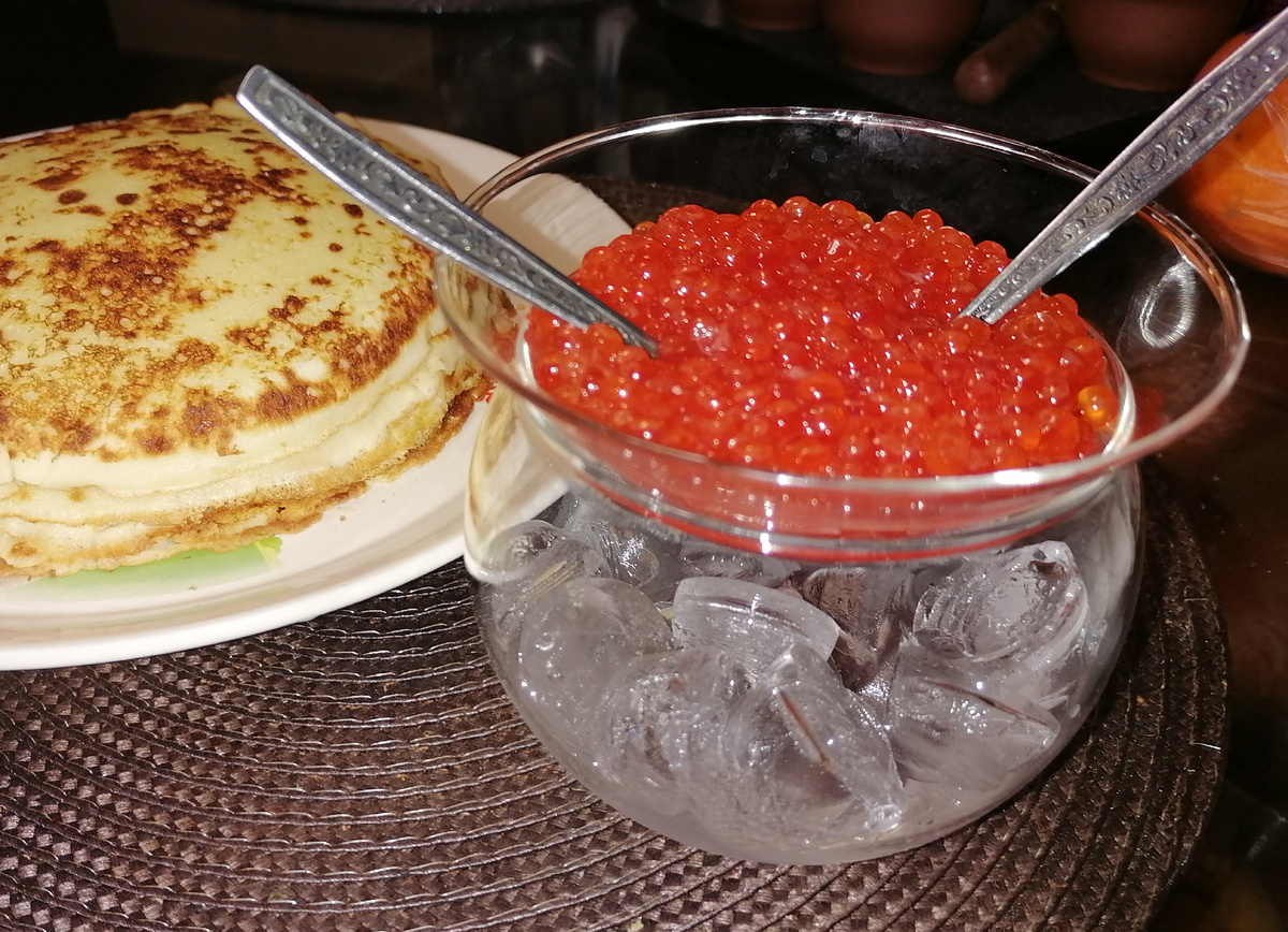 Блины на молоке, поданные с красной икрой на льду и творожным сыром (на этом фото хрустальная розетка с творожным сыром, как и ножи для его намазываниия, не видны). Фото автора