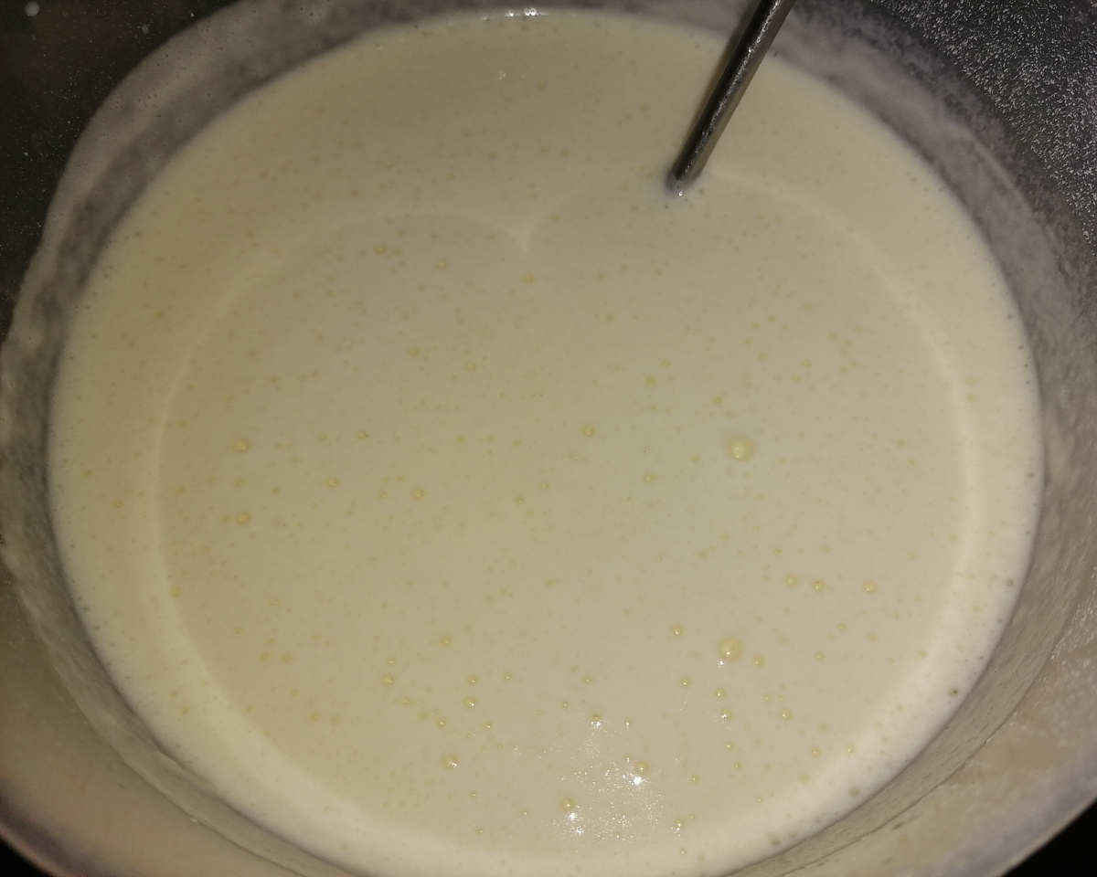 Блинное тесто по приведённому выше рецепту. Фото автора