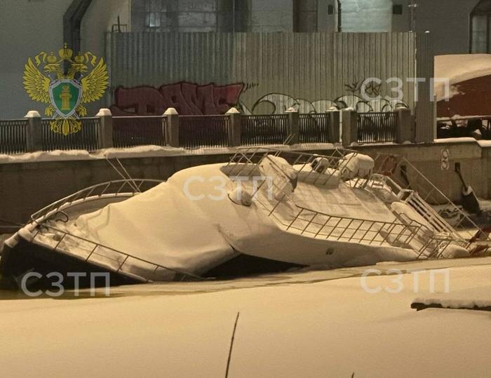 Застопление судная в Санкт- Петербурге. Фото © Telegram/ Северо-Западная транспортная прокуратура