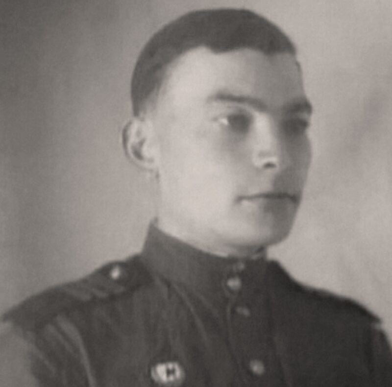    Молодой Пётр Глебов в годы армейской службы.