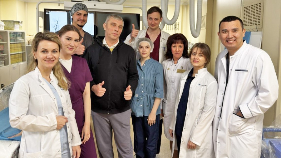 Команда врачей вместе с пациентом