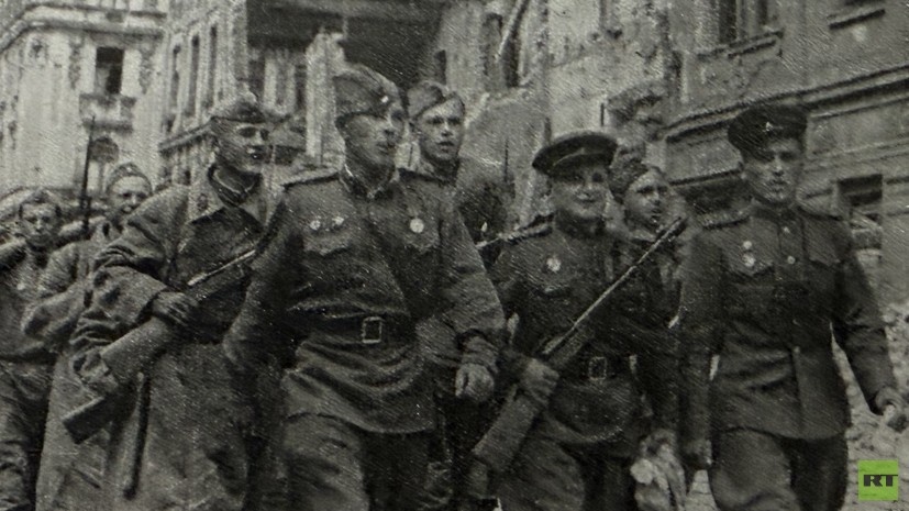     Бойцы офицера Никулина вступают в Вену. Снимок сделан в апреле 1945 года. Фотография из книги «От Сталинграда до Вены» RT