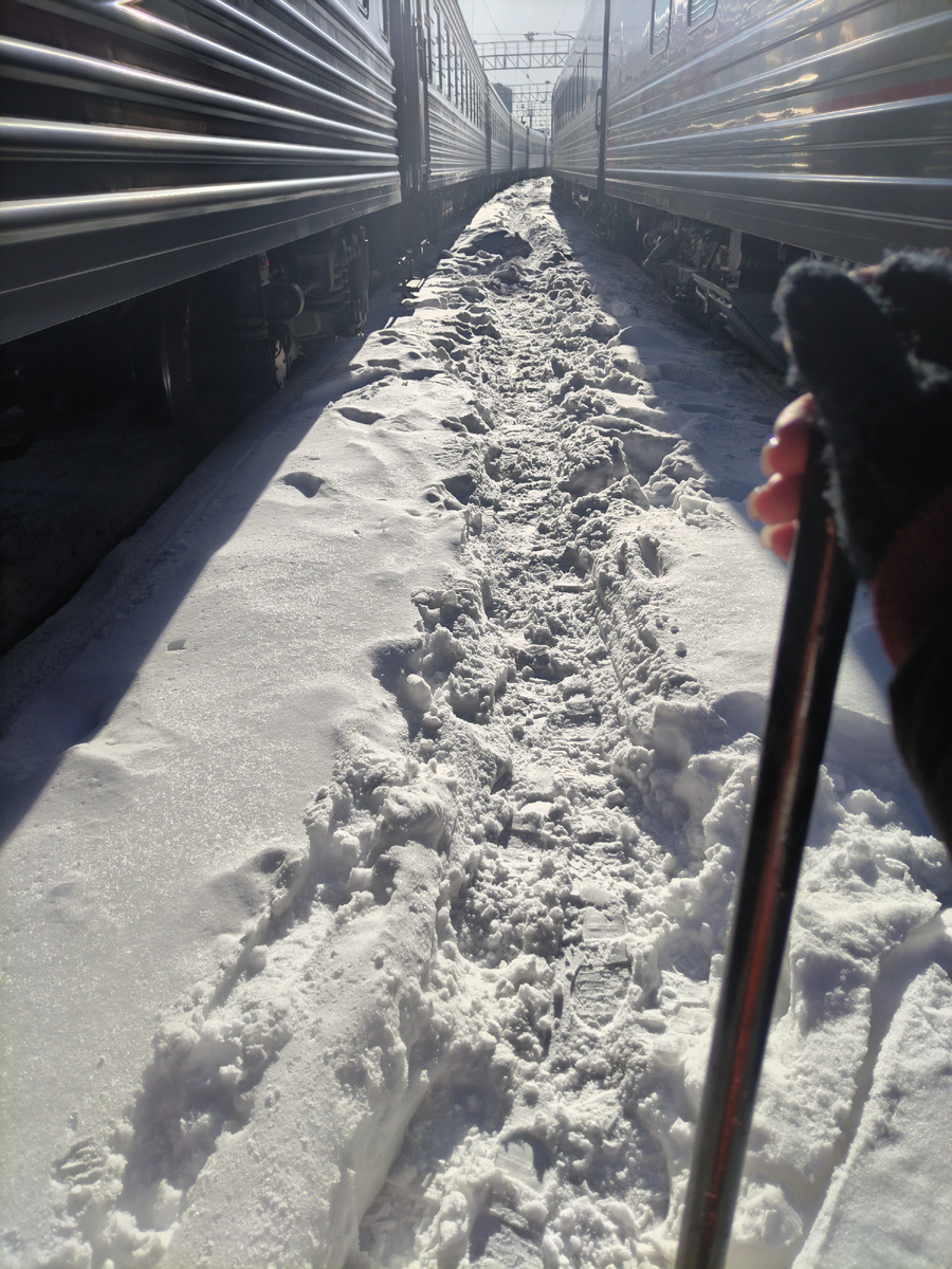 В перестое тоже работаем. Снег и лёд с ходовых путей вагона сам себя не очистит