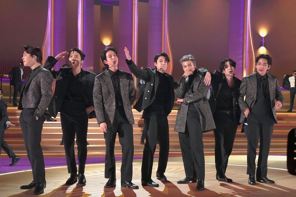 Чимин, J-Hope, Джин, Чонгук, RM, Шуга и V из BTS выступают на 64-й ежегодной церемонии вручения премии «Грэмми» на арене MGM Grand Garden 3 апреля 2022 года в Лас-Вегасе.
Кевин Мазур / Getty Images для The Recording Academy