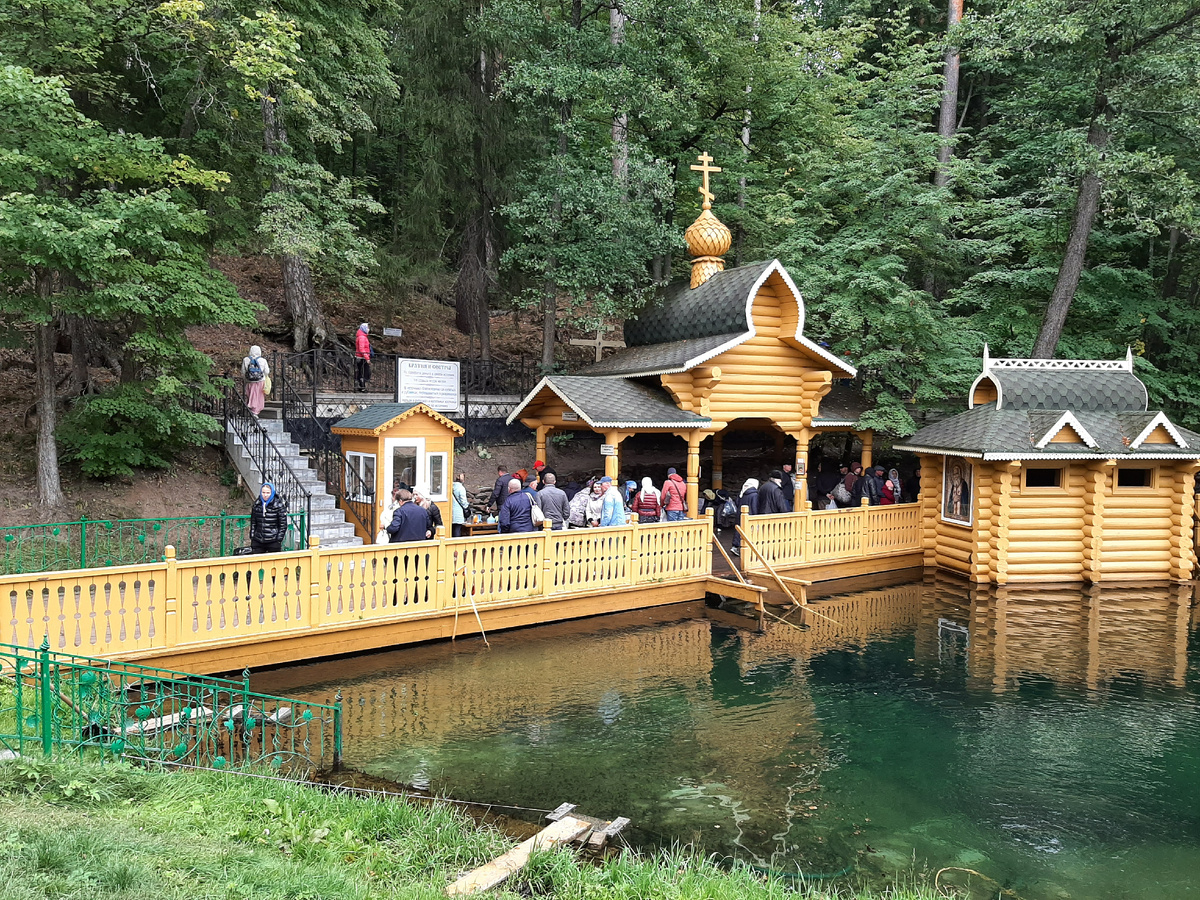 Паломники у источника Серафима Саровского, Нижегородская область