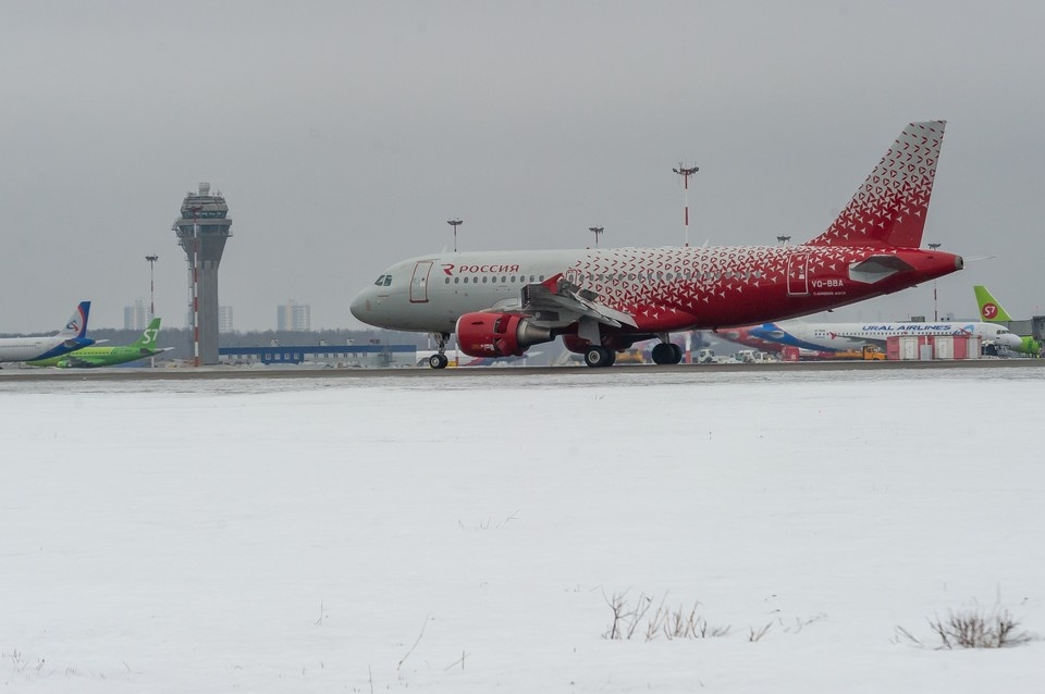    Но обстановка в аэропорту спокойная. Олег ЗОЛОТО