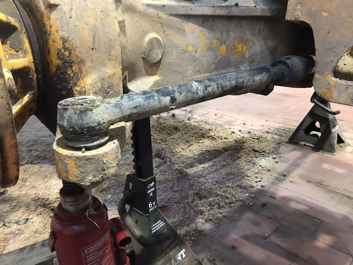 Экскаватор-пгрузчик JCB готов к замене рулевых тяг. Фото Тищенко Василий.