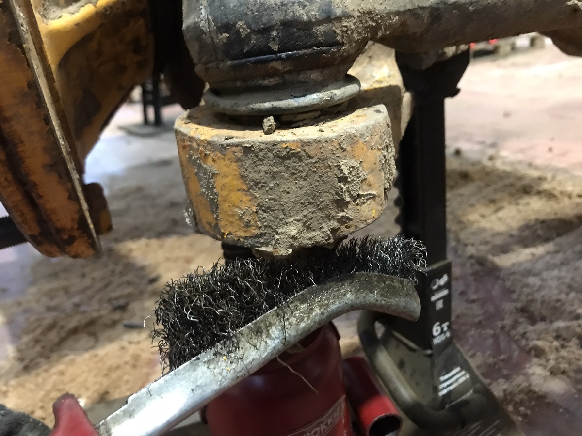 Удаляем щеткой грязь и ржавчину с резьбы. Фото Тищенко Василий.