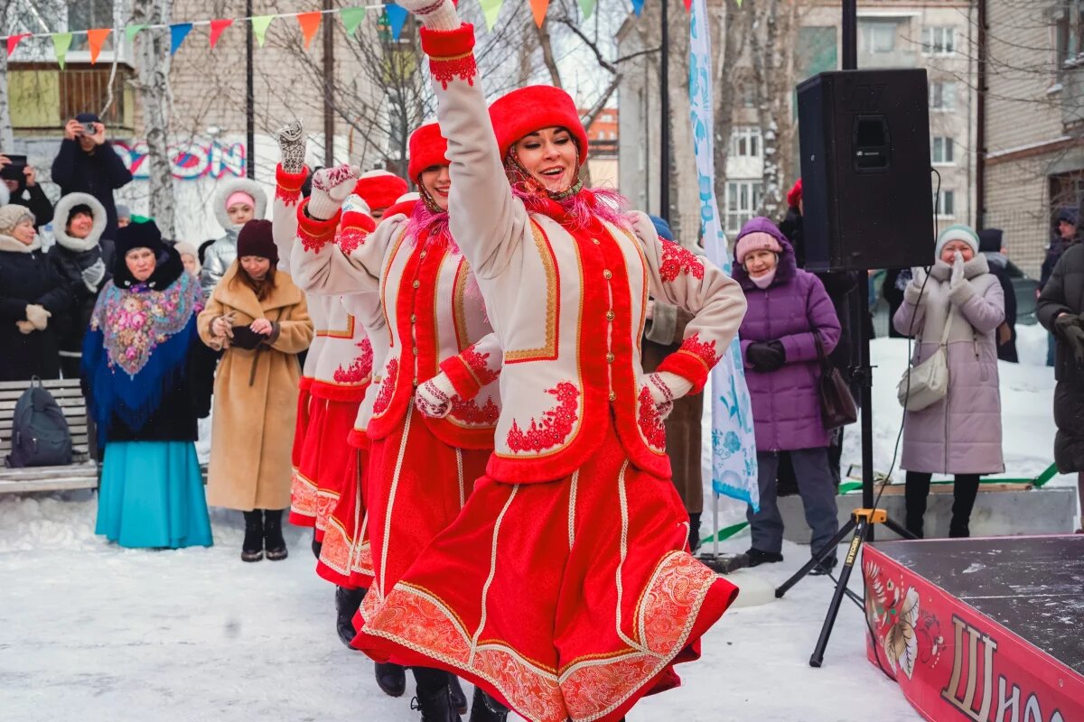    В Тюмени на Дзержинского прошел праздник «Широкая Масленица»