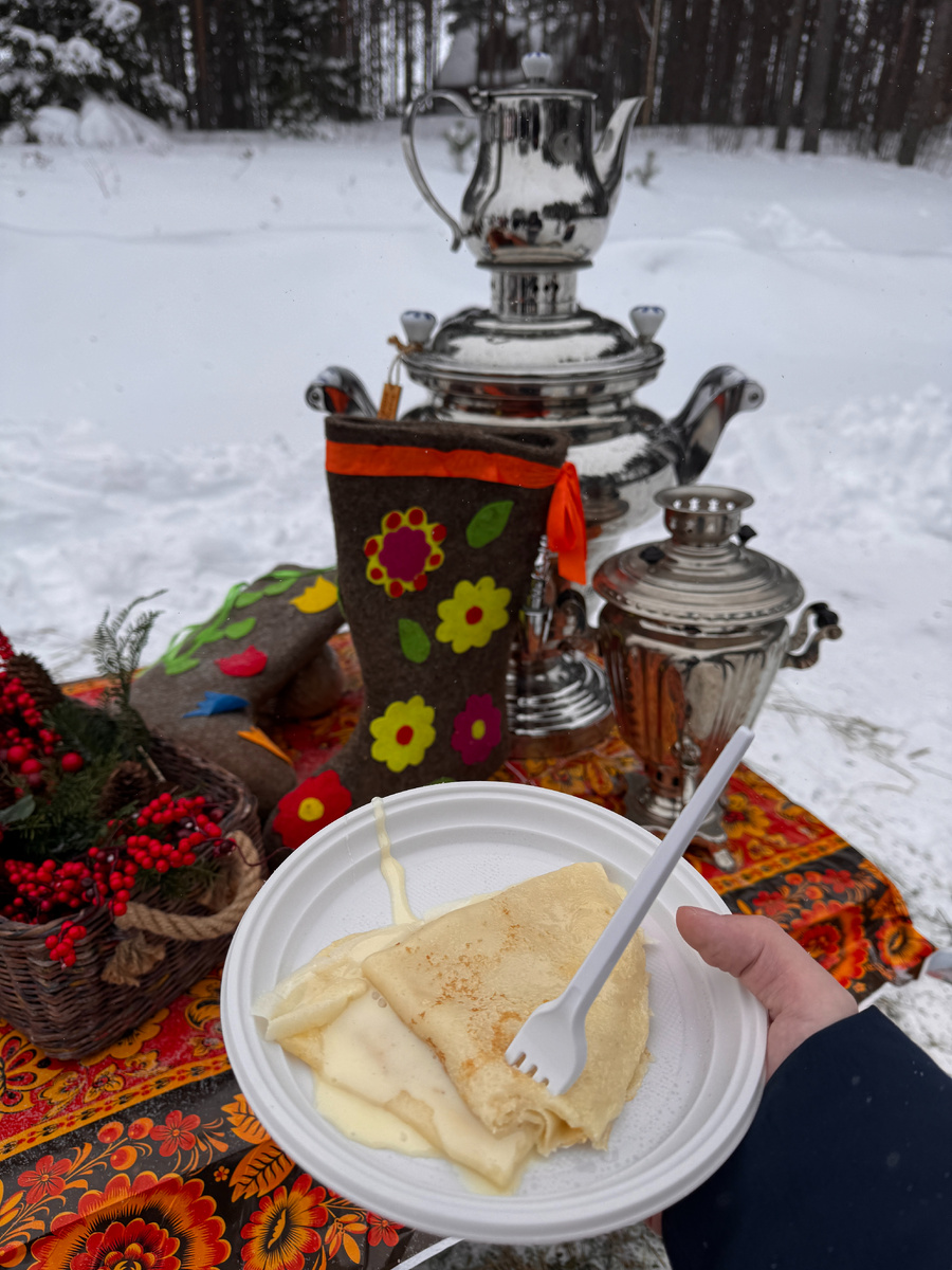 Прямо на площадке повара пекли и раздавали горячие блинчики, также можно было выбрать любимые добавки к ним и угоститься горячим чаем