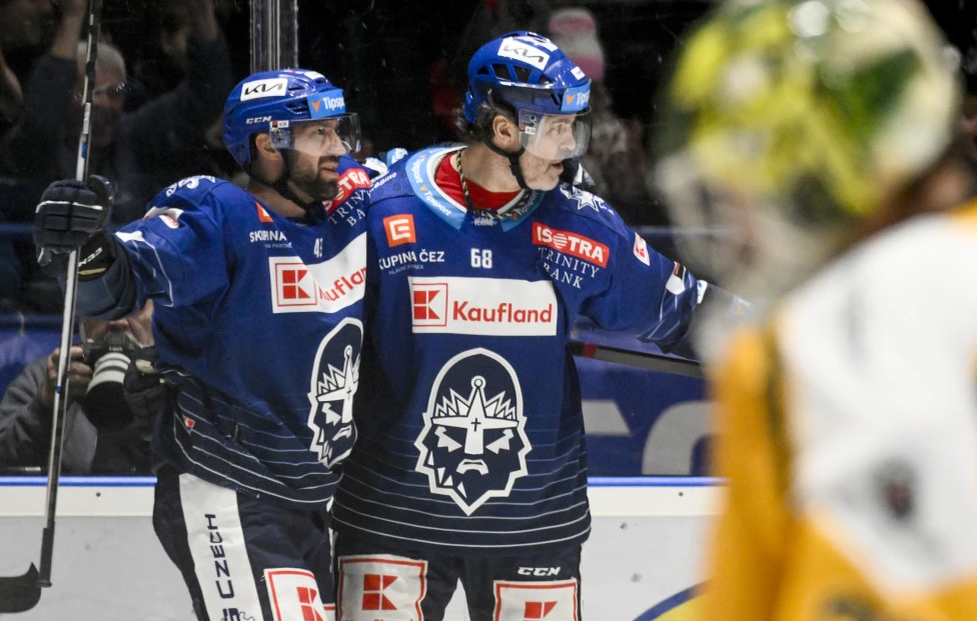    Нападающий "Кладно" Яромир Ягр (справа)  Ondrej Deml/CTK via AP