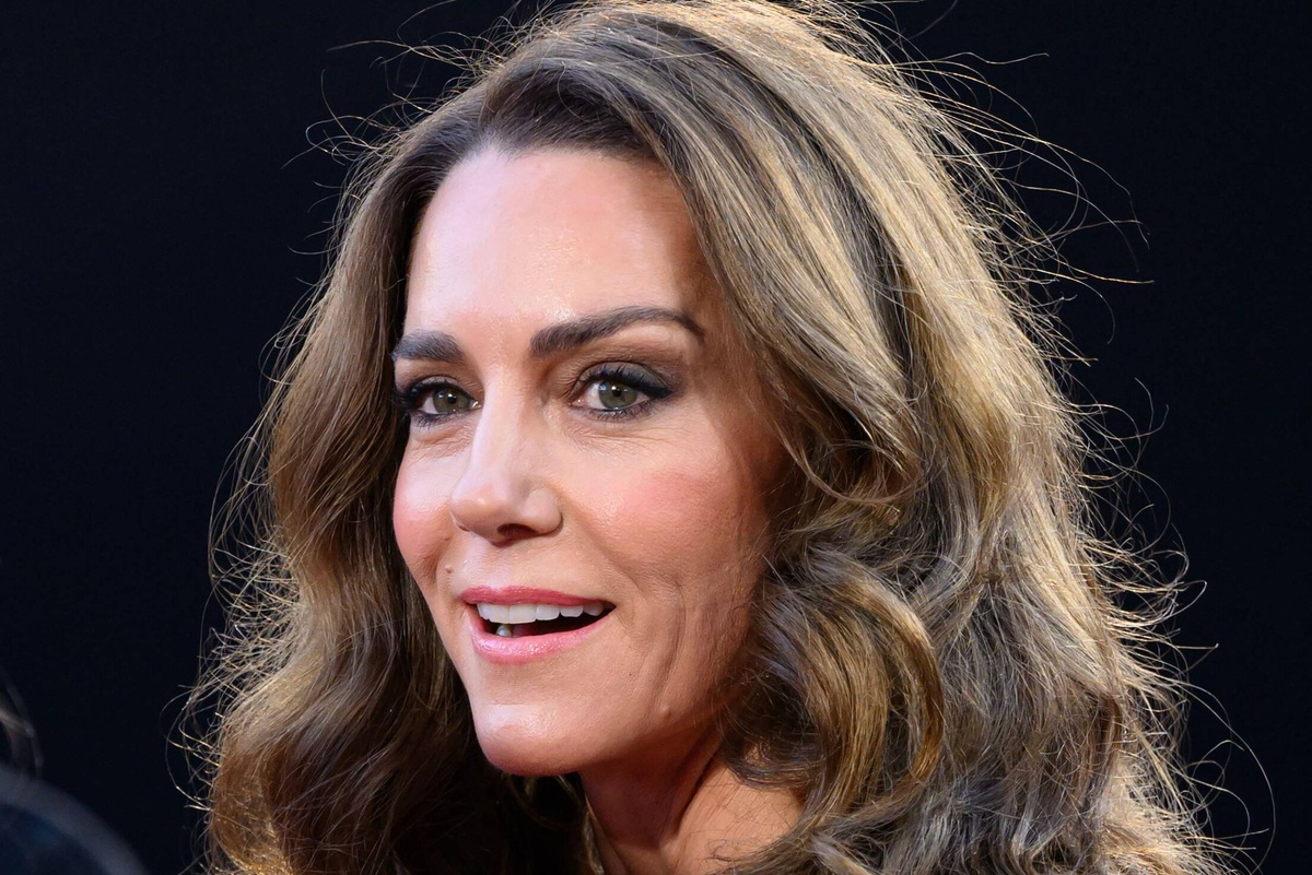     Голливудские локоны, серьги-люстры и розовое платье: Кейт Миддлтон стала главной звездой премии BAFTA-2026