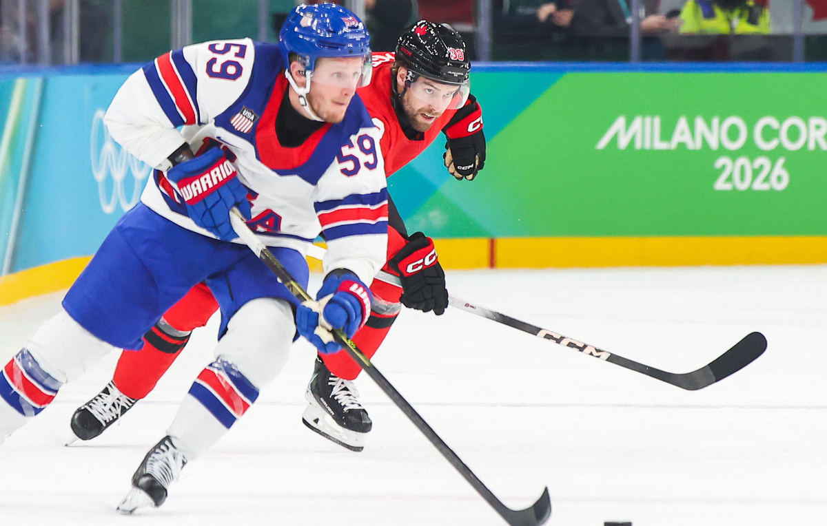    Нападающий сборной США Джейк Гюнцель (слева)  Петр Ковалев/ТАСС