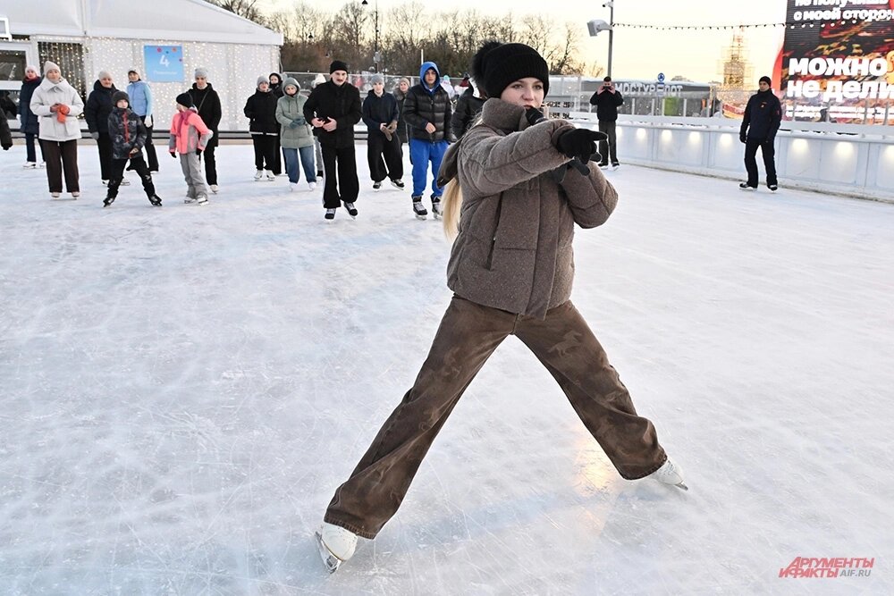    Мастер-класс фигуристки Александры Трусовой на катке Северного речного вокзала. Фото: АиФ/ Эдуард Кудрявицкий