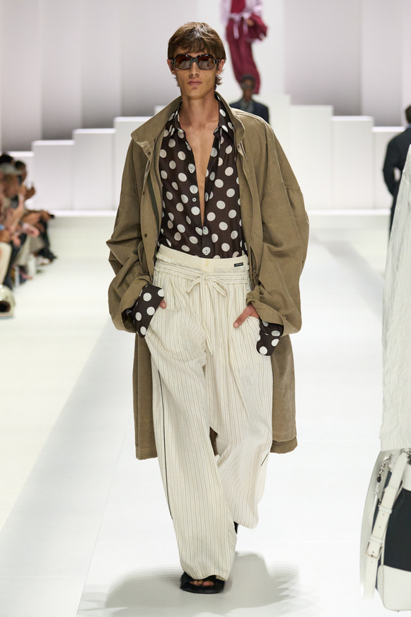 Весь сезон пронизан стремлением к комфорту. Это выразилось в тотальном засилье пижамного стиля в 2026 году