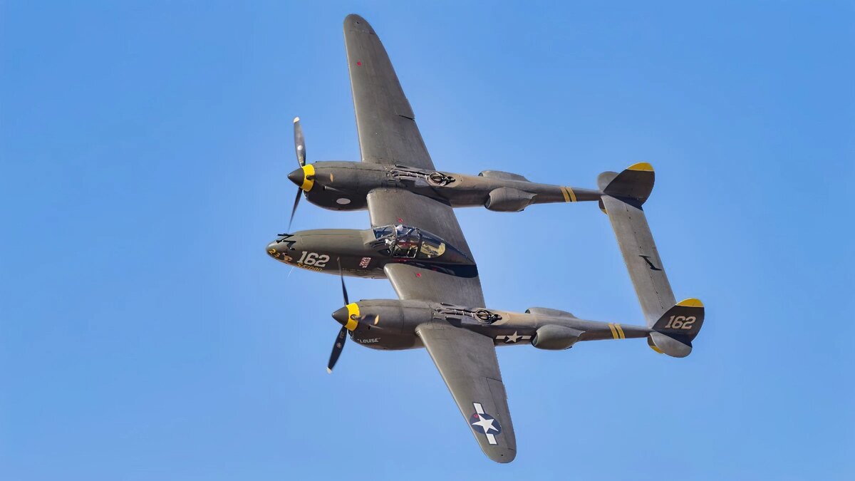 Lockheed P-38 Lightning («Лайтнинг», «Молния») — американский тяжёлый двухмоторный истребитель. Разработан в соответствии с концепцией тяжёлого высотного истребителя, выдвинутой армейской авиацией США в 1937 году.