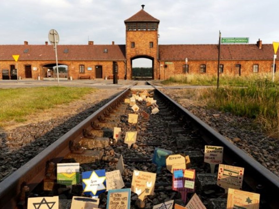 Только благодаря израильским политикам, удалось отменить этот кощунственный проект.