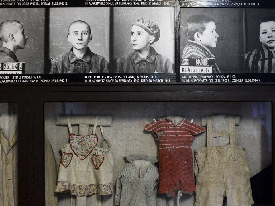 Сегодня из экспозиции музея исчезли все фотографии и упоминания о Красной армии. Убрали даже данные о советских узниках. Упор делается только на польские и еврейские жертвы лагеря. Об освободителях и вообще о советских бойцах нет ни слова.