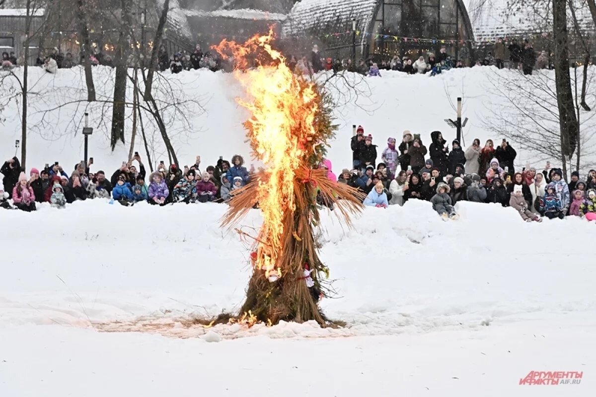    На ВДНХ предали огню уникальное чучело ручной работы.