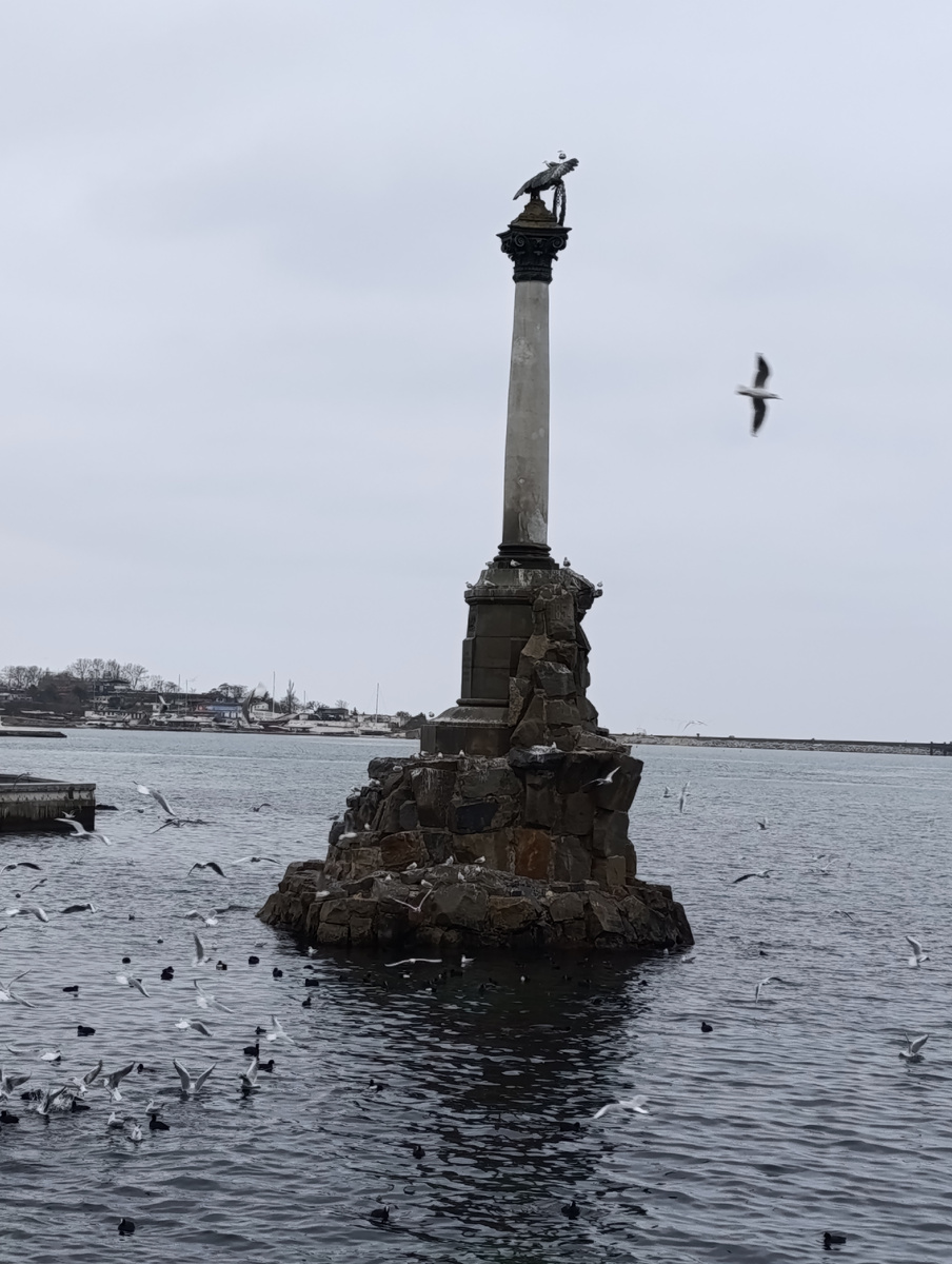 Символ города Севастополя, памятник затопленным кораблям. 