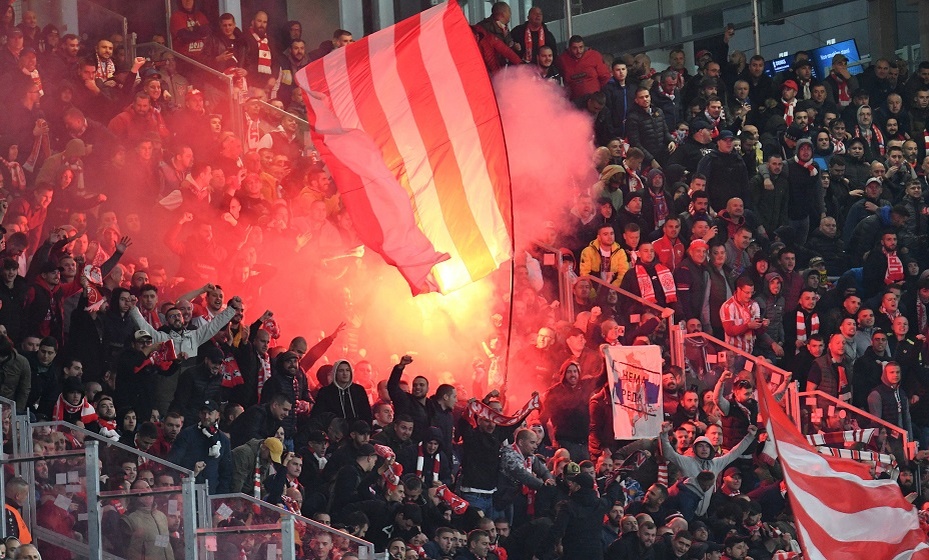    Матч между «Црвеной Звездой» и «Партизаном» остановили из‑за пожара на трибунах. Фото: Global Look Press
