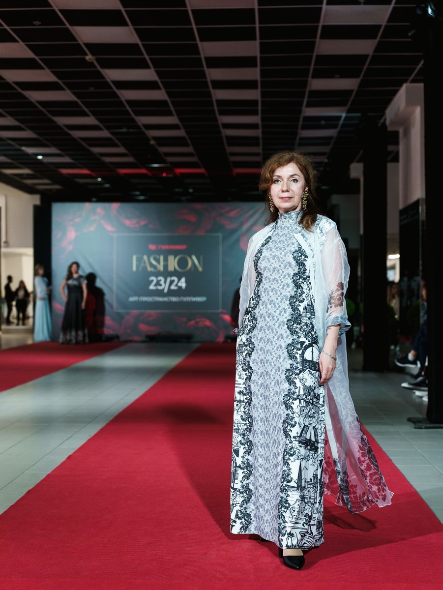 Второй год. Потрясающее платье с Питером в рисунке ткани от Эльвиры Баско. 