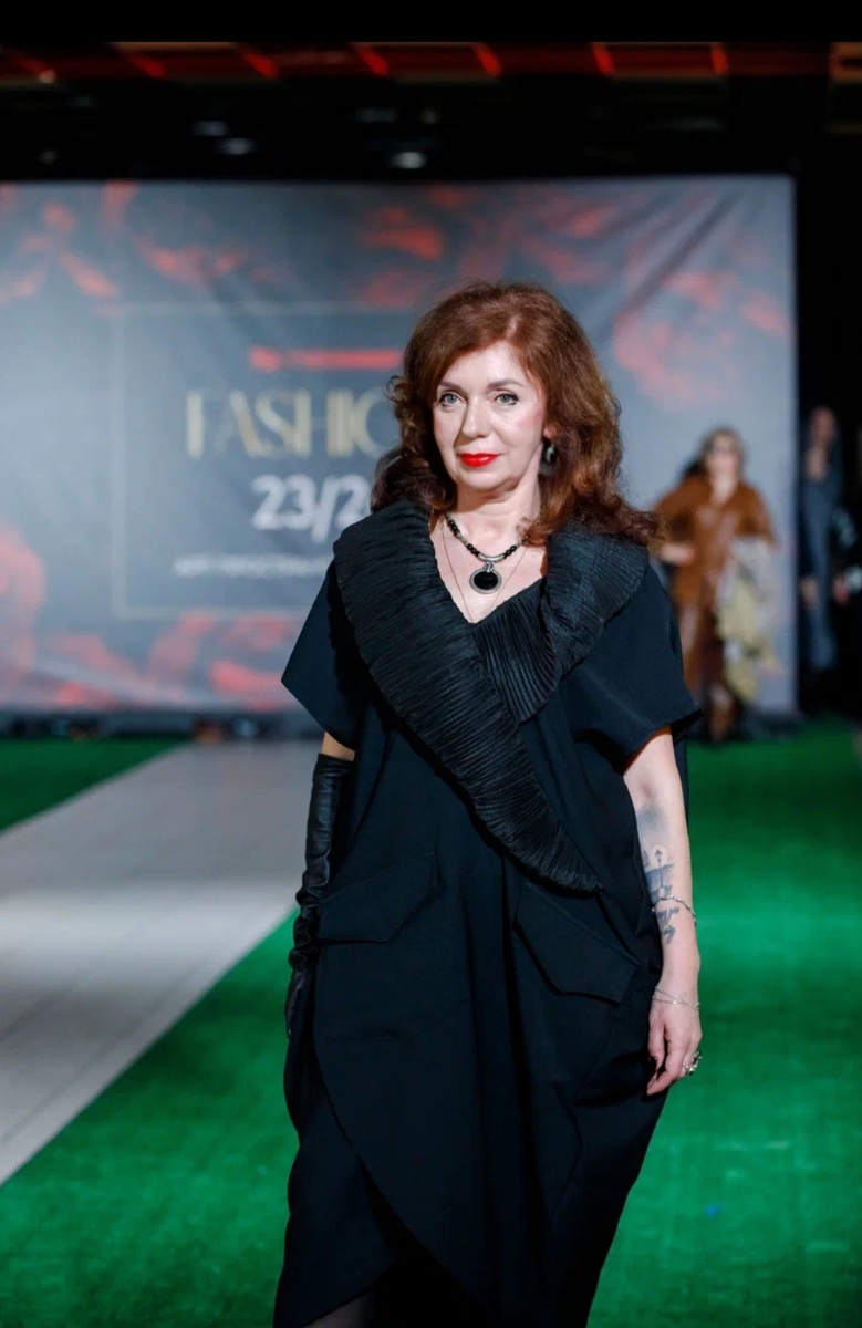 Мой первый подиум, когда я возобновила свои модельные занятия. )) Дизайнер Елена Комар. 