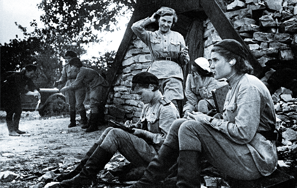 Лётчицы 46-го Гв. ночного бомбардировочного авиаполка, 1943 г.