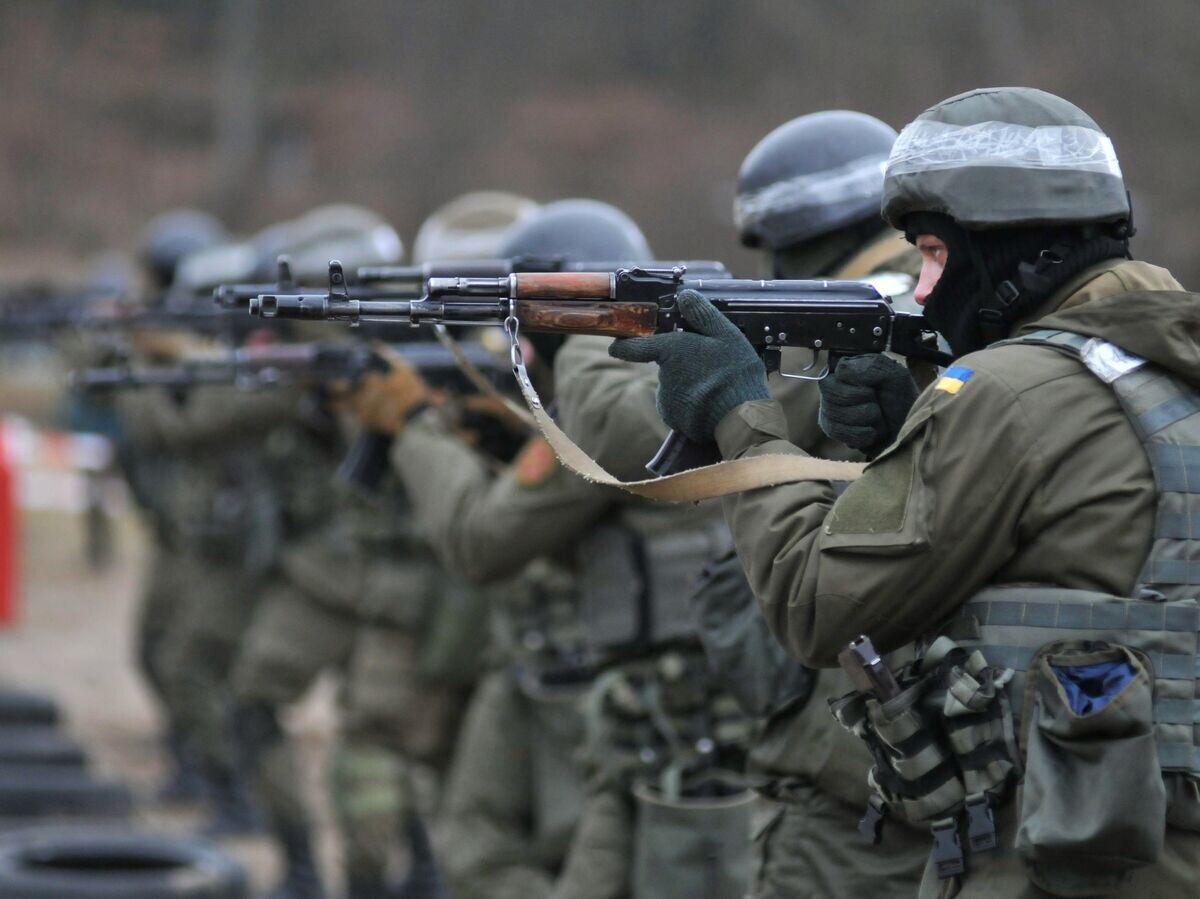    Украинские военнослужащие во время учений© РИА Новости . Стрингер