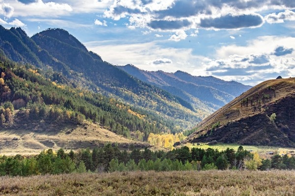 Всё как и всегда, ничего необычного и всё же пусть всё будет именно так, как и должно быть ... С Воскресением Вас!   

Осень, Алтай, Чемальский тракт ...   

  