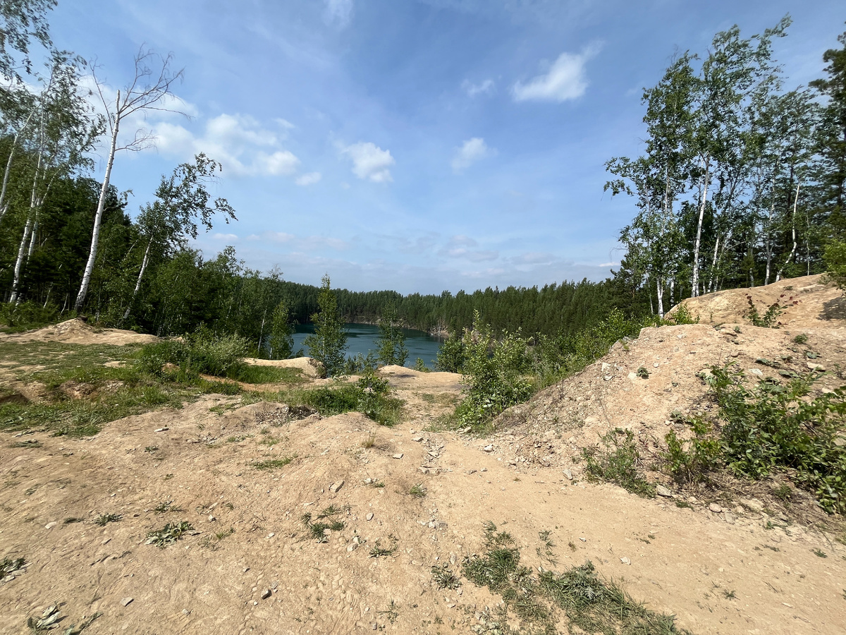 Старая линза затопленный карьер по добыче талькомагнезитовой породы