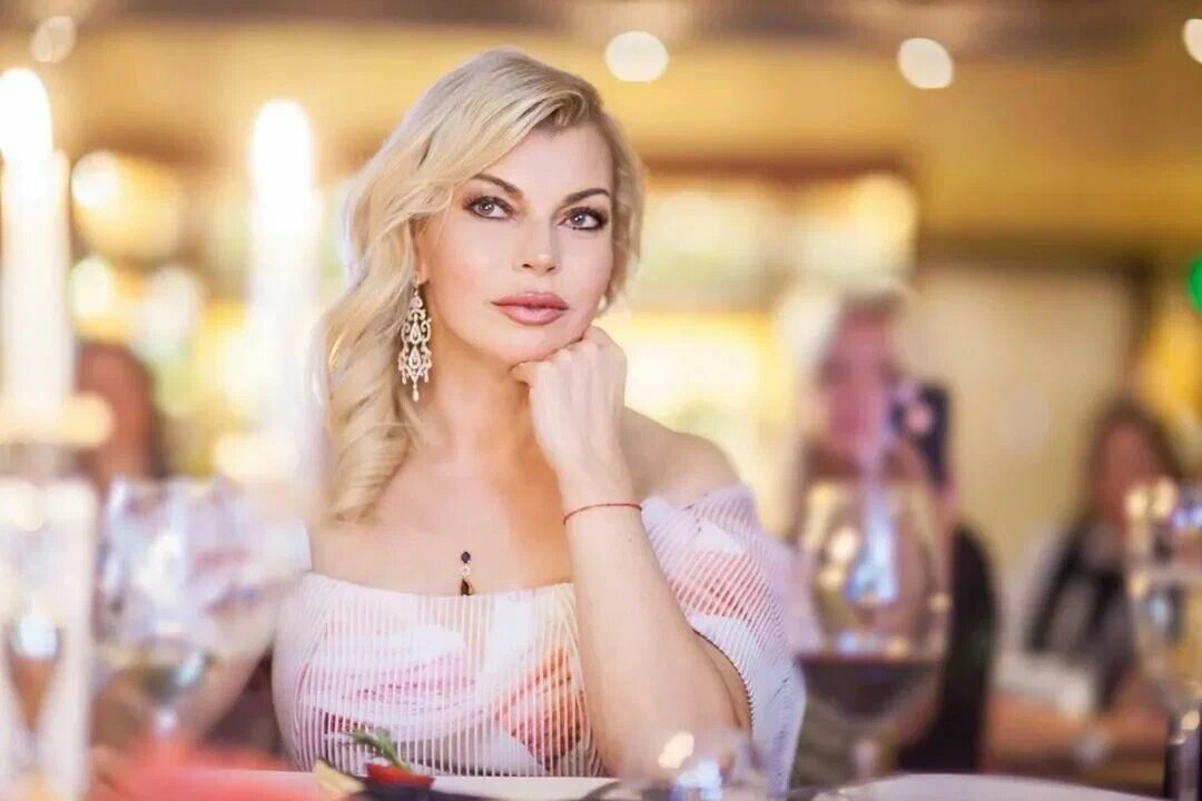 Лада Дэнс (настоящая фамилия — Волкова) — советская и российская актриса кино и телевидения, эстрадная и джазовая певица.