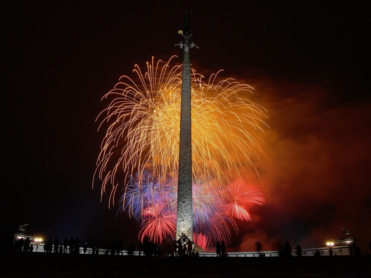    Праздничный салют в честь Дня защитника Отечества над площадью Парка Победы на Поклонной горе в Москве | © РИА Новости / Евгений Биятов