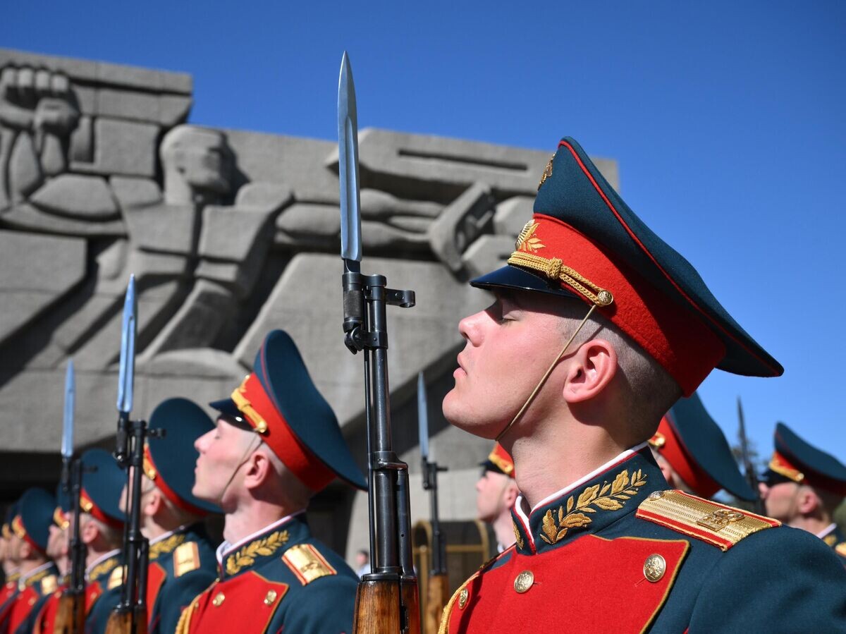    Участники военного парада, посвященного 77-й годовщине Победы в Великой Отечественной войне, возле мемориала обороны Севастополя | © РИА Новости / Илья Питалев