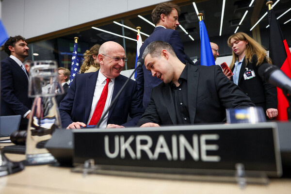 Глава Минобороны Великобритании Джон Хили и глава Минобороны Украины Михаил Федоров в штаб-квартире НАТО в Брюсселе, 12 февраля 2026 года / Tom Nicholson/Reuters 