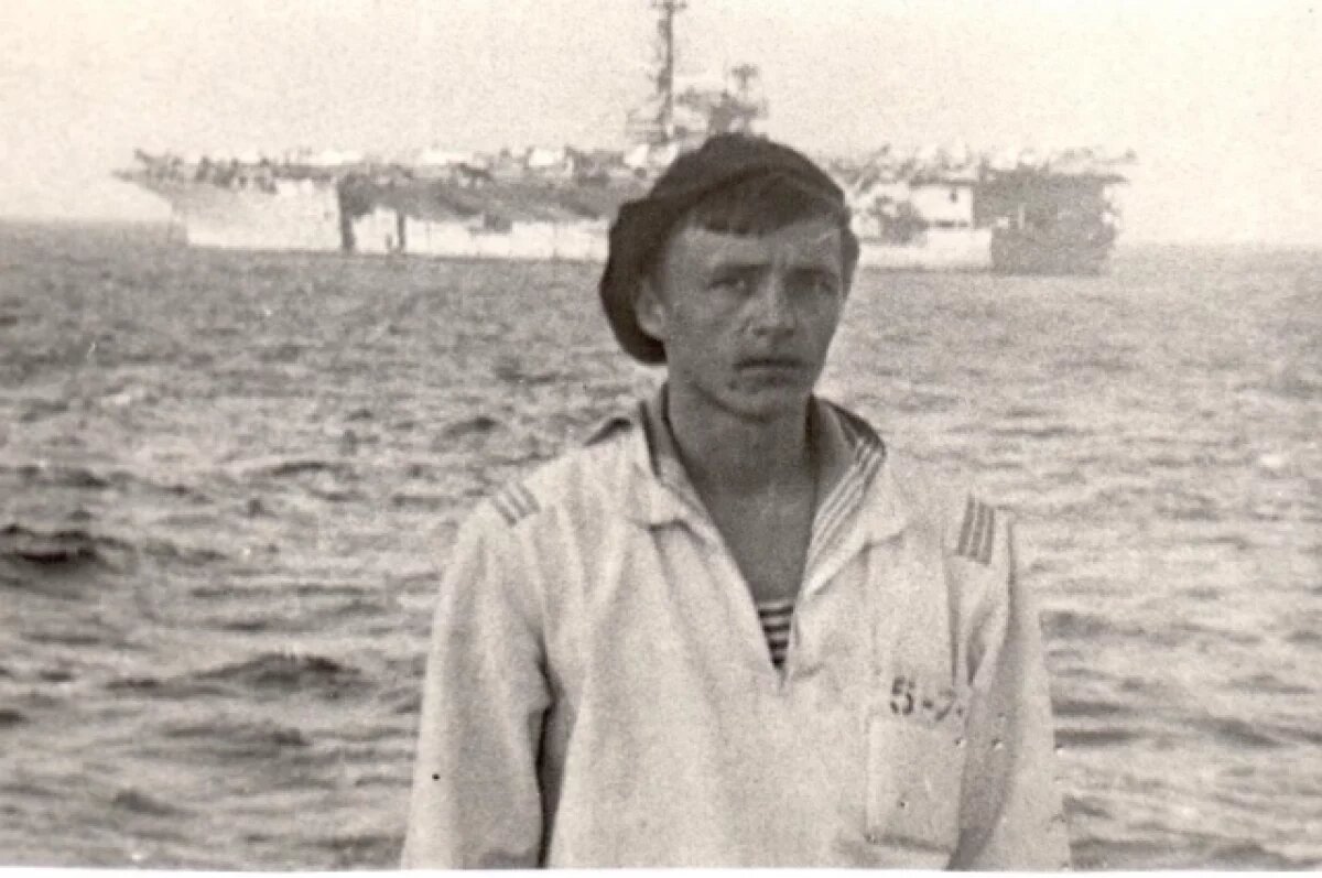    Матрос Александр Ленин - на фоне корабля НАТО. Правда, это фото сделано не во время войны Судного дня, а позже - в 1975 году. Советская эскадра не один раз противостояла американскому флоту.