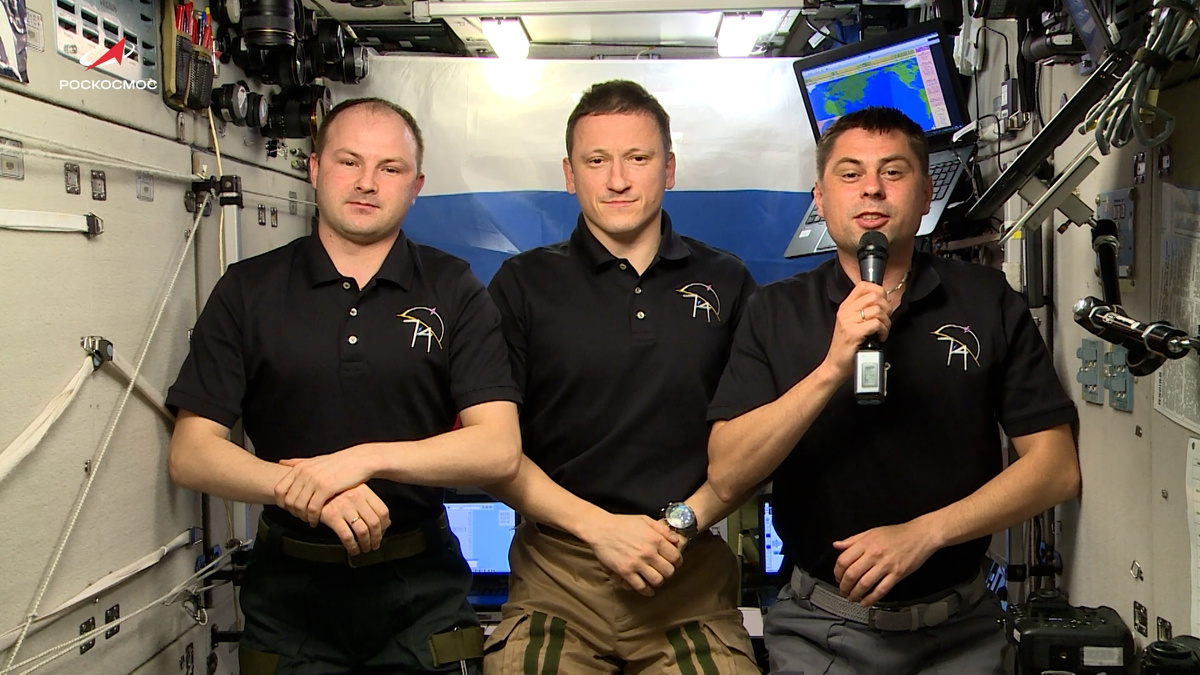    Российские космонавты поздравили военных с Днем защитника Отечества с борта МКС