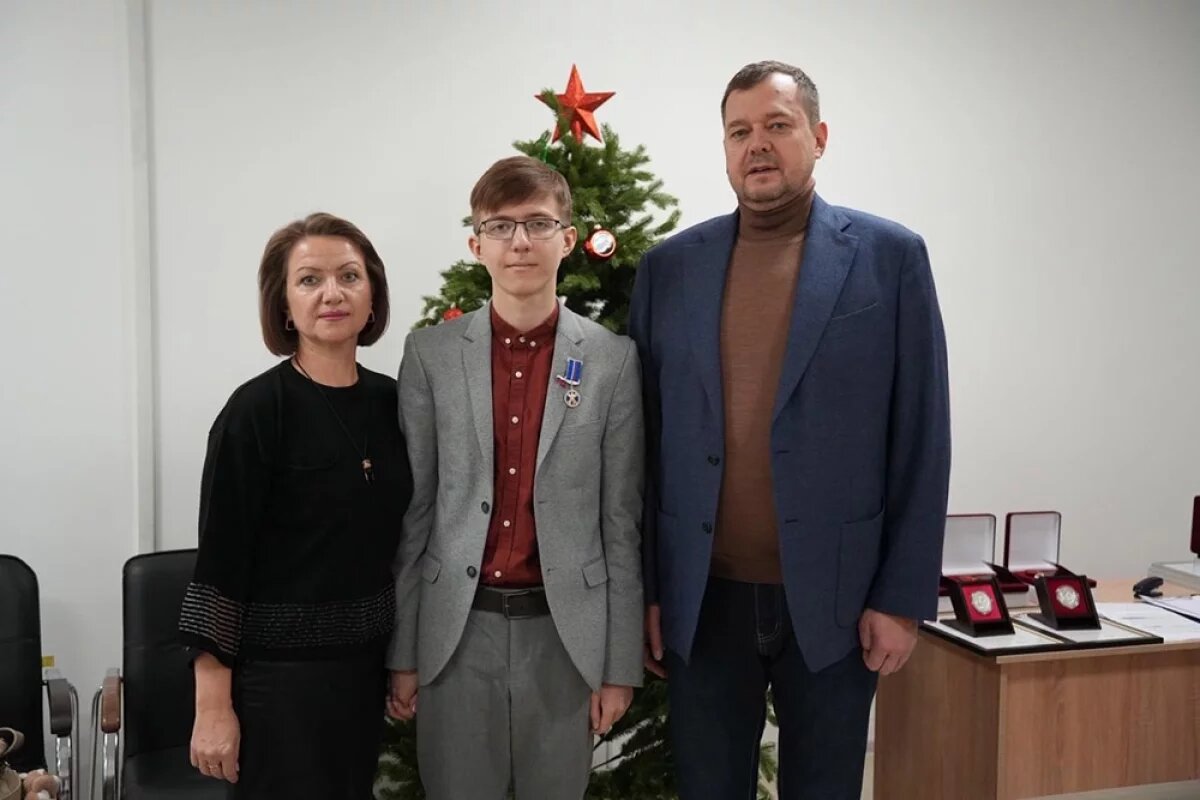    Данила не только смог уберечься от удара украинского РСЗО, но и спас жизни маленьких детей, которых увел за собой в укрытие.