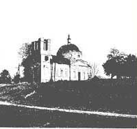 На холме, при речке Рудке, что в Брянском районе, возвышаясь над селом, сохранился интересный памятник архитектуры 1843 года - Храм во имя Святителя Николая - угодника Божьего, весьма чтимого на Руси.Село Елисеевичи совместно с четырьмя соседними селениями составляло вотчину Брянского Свенского Успенского монастыря, которую подарил монастырю удельный князь Роман Юрьевич "за благодатное исцеление, полученное им от Свенской иконы Божией Матери". На средства монастыря был построен обширный деревянный храм во имя Флора и Лавра, в котором первым вел службу иеромонах Елисей. От его имени село и получило название Елисеевичи.Со временем храм обветшал, служба в нем прекращена, а прихожане приписаны к другим приходам. Жители села добились разрешения на строительство нового храма. Строителем стал наиболее активный из них - Василий Иванович Агапеев.Церковь была трехпрестольной: главный - во имя Николая Чудотворца, придельный во имя иконы Божией Матери всех скорбящих, и третий, в трапезной церкви - во имя иконы Скорбящей Богоматери. Объемно-планировочное построение храма выполнено по традиционной схеме - "кораблем". Все помещения расположены по продольной оси; паперть (нижний ярус колокольни) - трапезная - церковь - алтарь.Внешняя архитектура, несмотря на самобытные отступления от твердо установленных в эпоху классицизма канонов, все же сохранила характер этого стиля. Облик храма впечатляет торжественной мощью и монументальностью. Храм стал градостроительным стержнем не только села, но и всего окружающего ландшафта.До наших дней сохранился каменный остов храма. Он безусловно должен быть отреставрирован с достройкой колокольни и возвращен в число действующих храмов брянской земли.