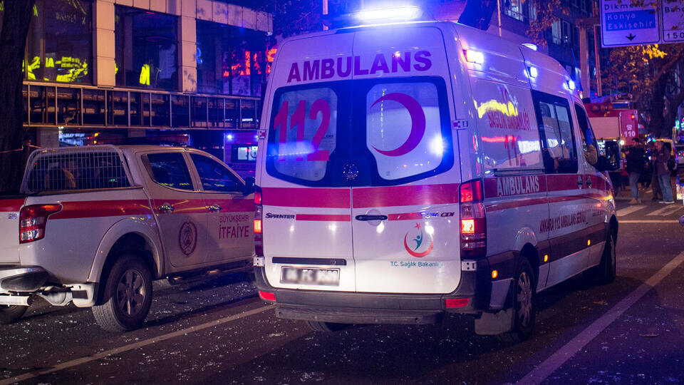     Спасатели вытащили застрявшую между скал 80-летнюю бабушку в Турции www.globallookpress.com/Xinhua