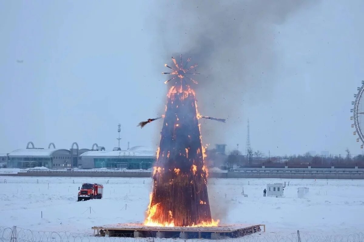    15-метровое чучело Масленицы сожгли на Амуре — пламя было видно из Китая