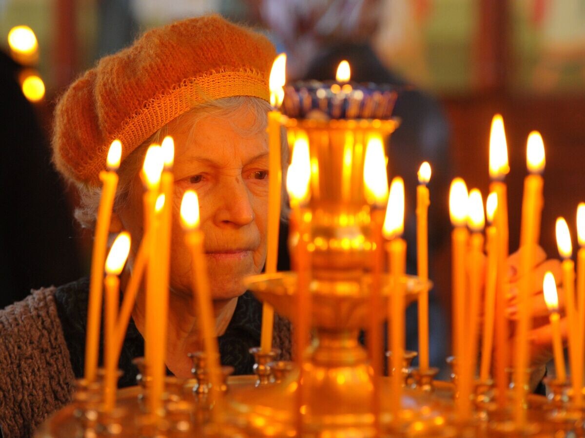    Прихожанка во время богослужения в праздник Входа Господня в Иерусалим в грозненском храме Михаила Архангела | © РИА Новости / Саид Царнаев