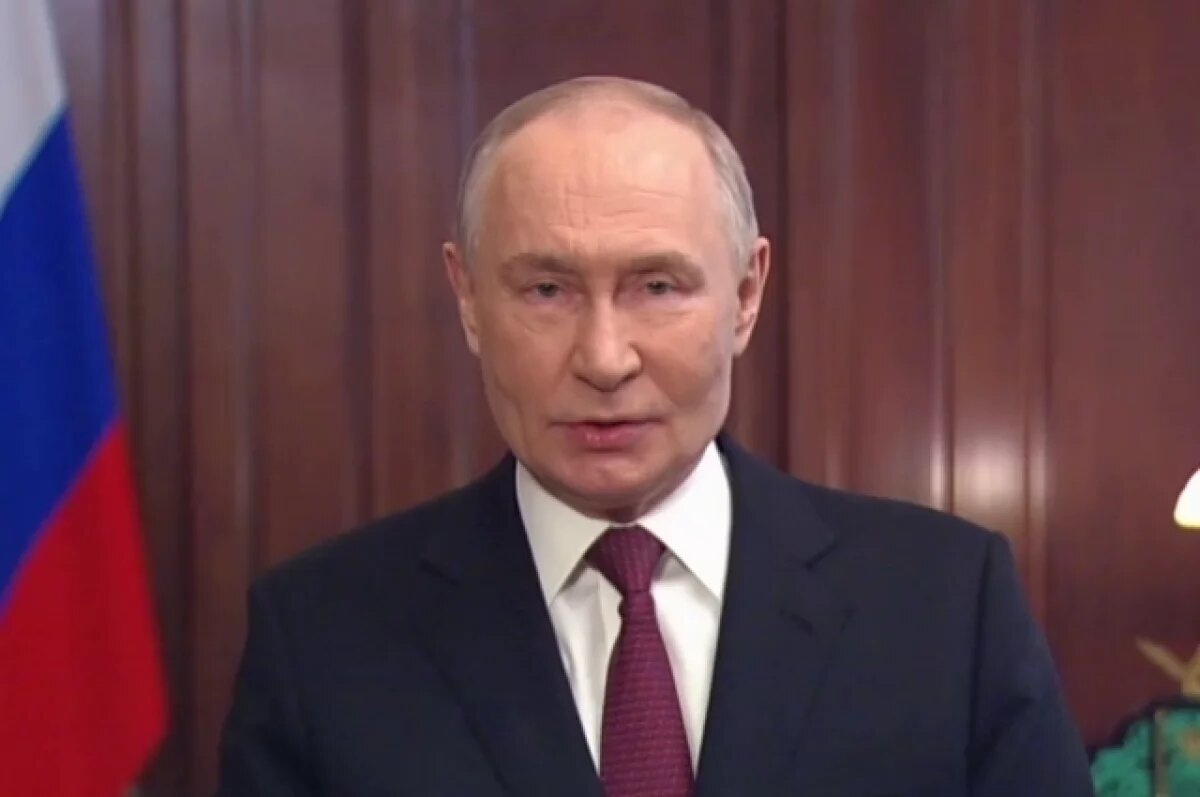    Путин поздравил россиян с Днём защитника Отечества