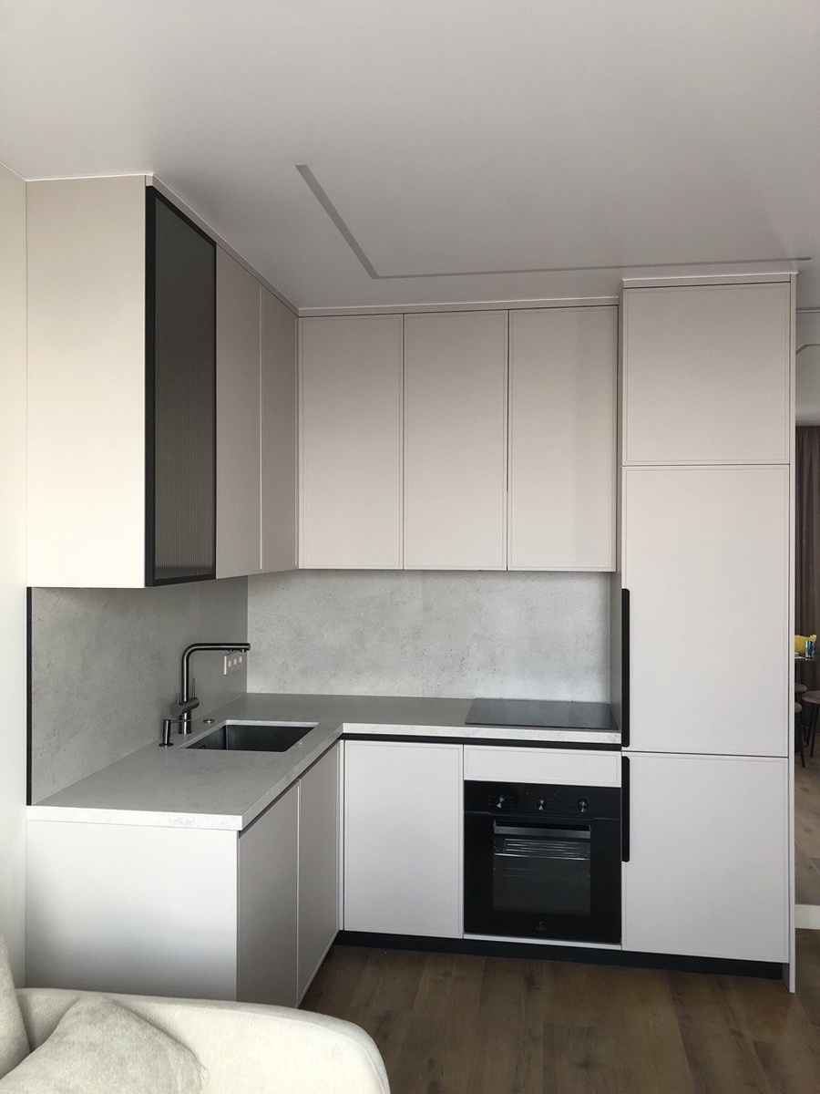  Г-образная кухня, где каждый элемент работает на баланс эстетики и практичности