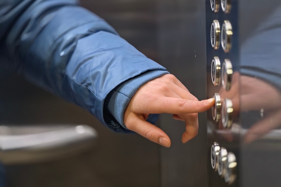    В Токио на башне остановился лифт на 6 часов, более тысячи людей застряли Алексей БУЛАТОВ