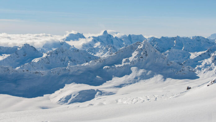    Благодаря своевременному предупреждению от ИИ «Эльбрус-Сентинел», горнолыжный курорт был спасен от последствий снежного апокалипсиса. Однако, как это часто бывает, туристы проигнорировали пуш-уведомления. novostix