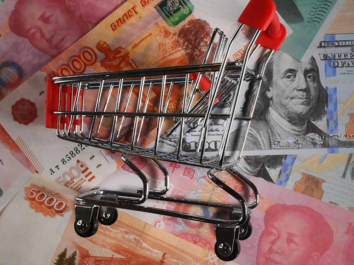    Юань, рубль и доллар© РИА Новости . Илья Питалев