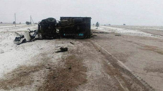 Мать погибла, а ребенок в коме. Пьяный водитель лесовоза смял иномарку на алтайской трассе