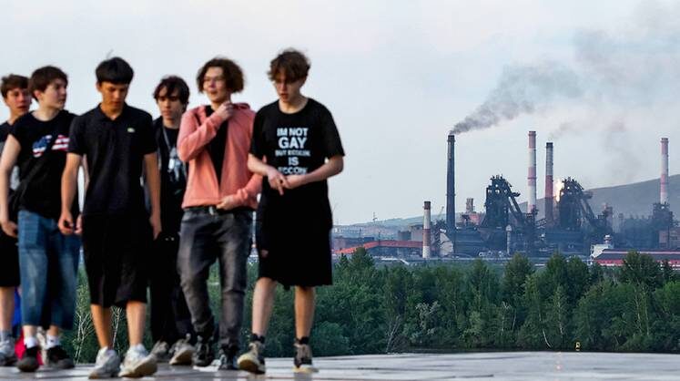    ДОНАТ СОРОКИН/ТАСС 54% зумеров, родившихся после 2001 года, и 61% младших миллениалов 1992–2000 годов рождения отказались от алкоголя, сообщает ВЦИОМ